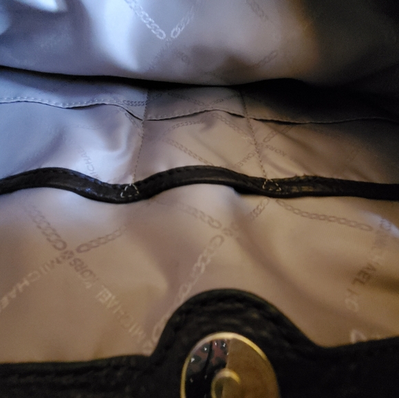 Michael Kors Raven Large Leather Shoulder Bag - Picture 8 of 9